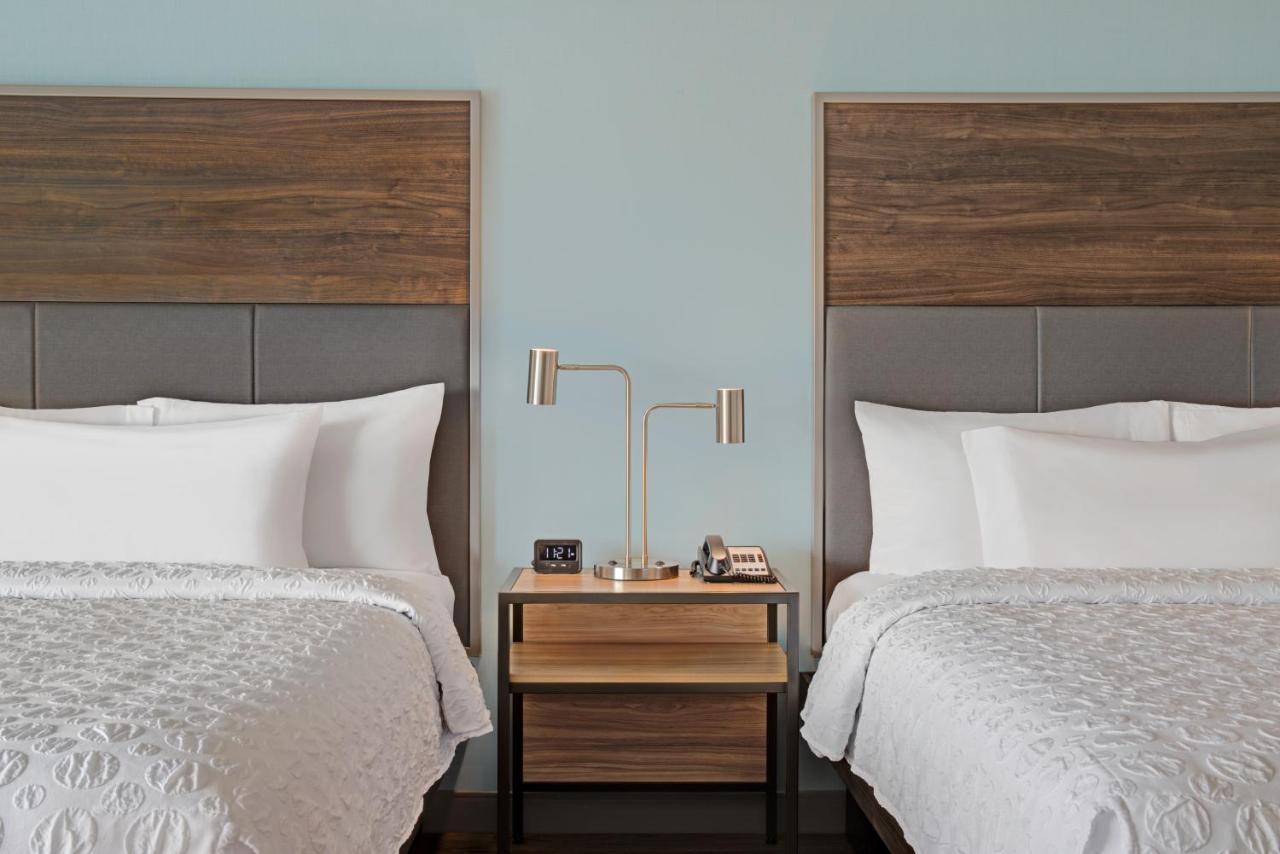 Отель Tru By Hilton Toronto Airport West Миссиссага Экстерьер фото