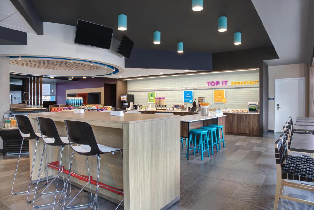 Отель Tru By Hilton Toronto Airport West Миссиссага Экстерьер фото