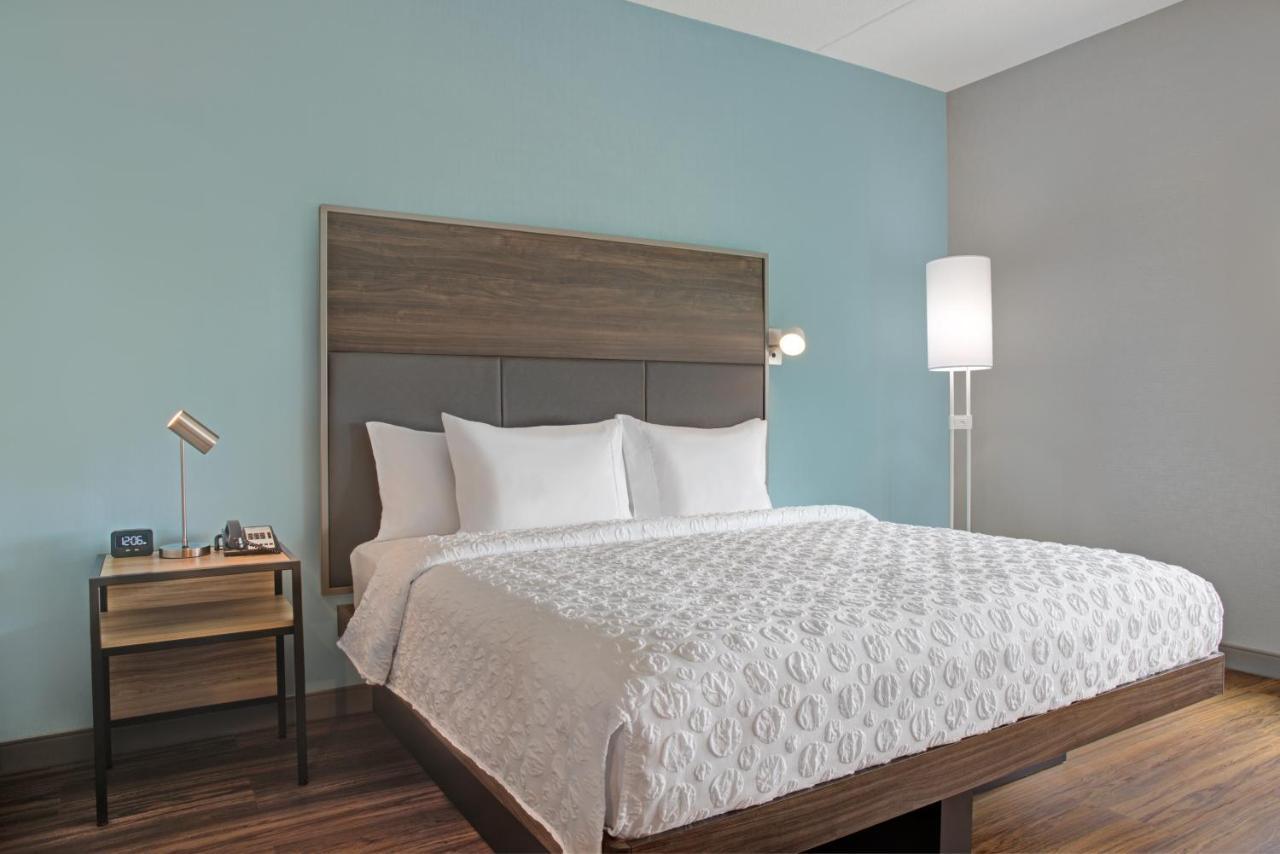 Отель Tru By Hilton Toronto Airport West Миссиссага Экстерьер фото
