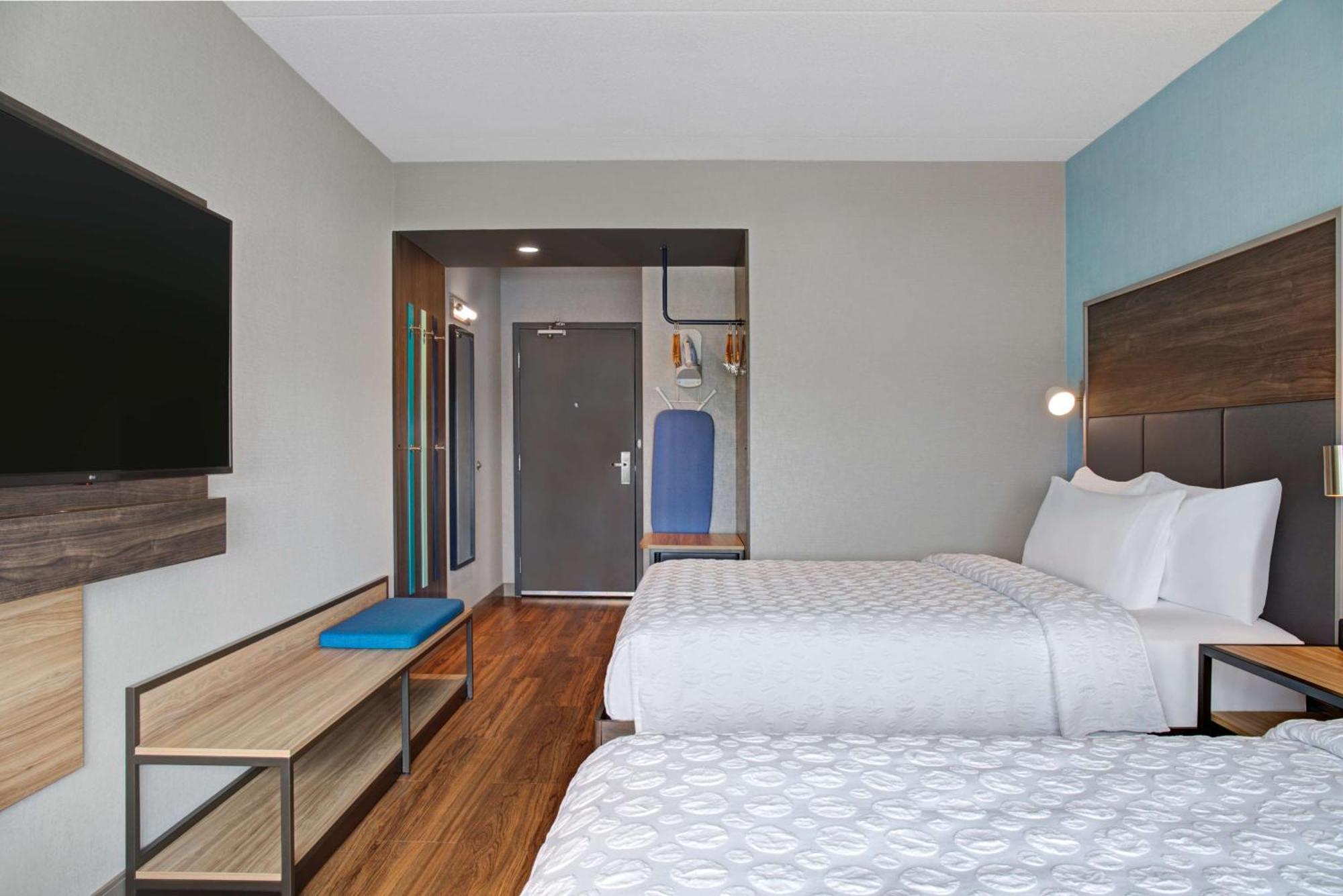 Отель Tru By Hilton Toronto Airport West Миссиссага Экстерьер фото