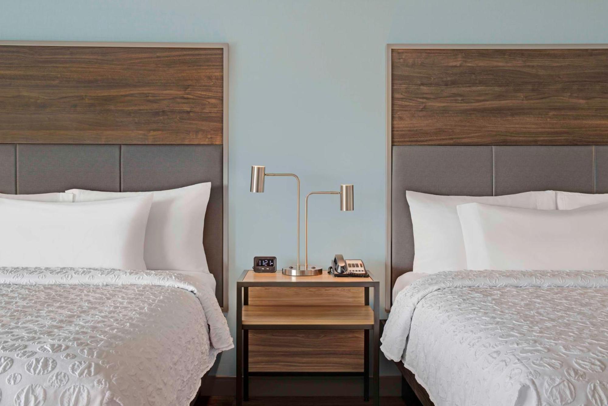 Отель Tru By Hilton Toronto Airport West Миссиссага Экстерьер фото
