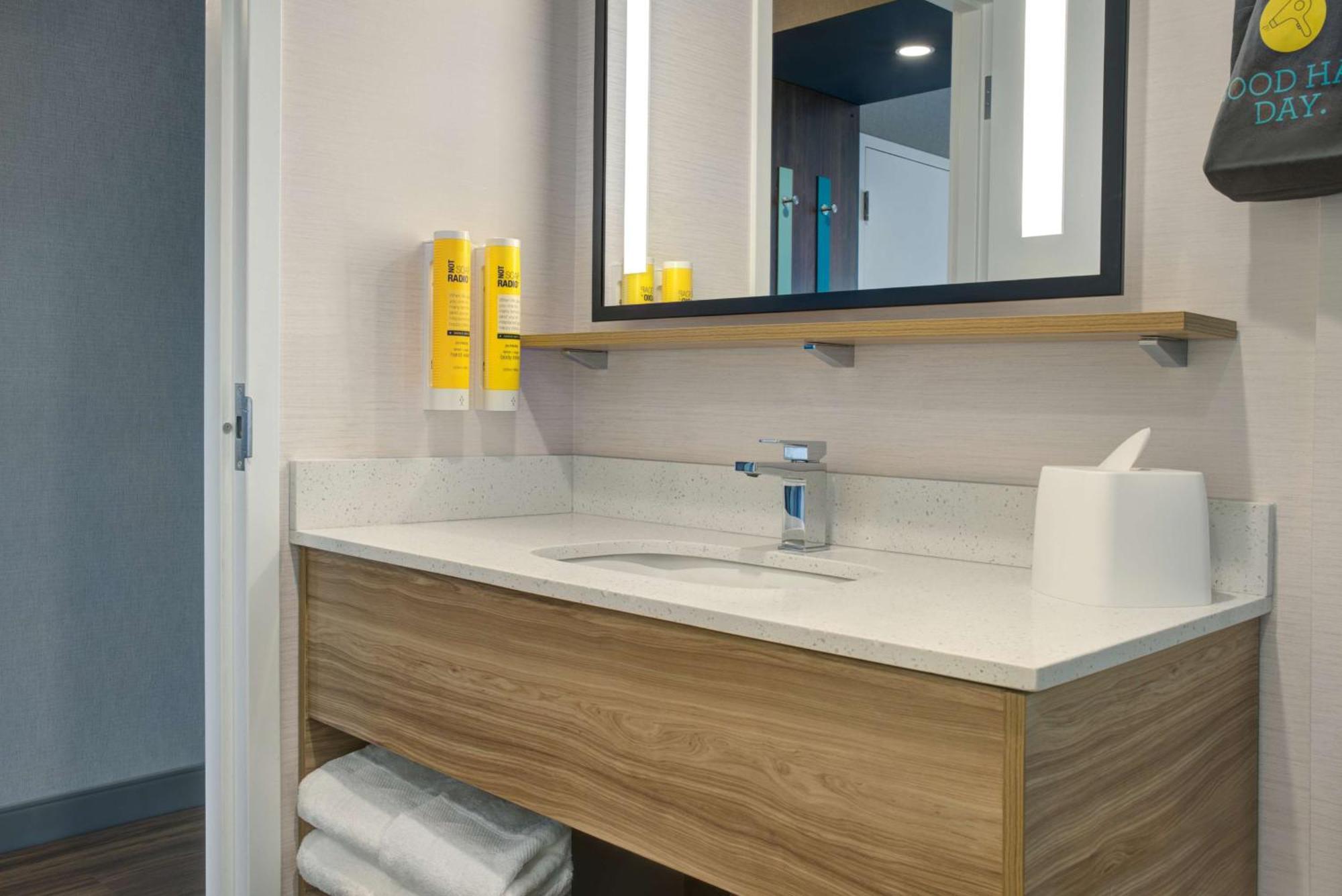 Отель Tru By Hilton Toronto Airport West Миссиссага Экстерьер фото